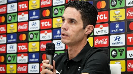 El entrenador de Liga de Quito, Josep Alcácer, en una rueda de prensa.