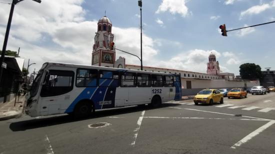 La ATM propone una tarifa de USD 0,45 para el pasaje en buses urbanos y la Metrovía, en Guayaquil. 