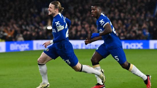 Conor Gallagher y Moisés Caicedo celebran uno de los goles en la victoria del Chelsea sobre el Manchester United, el 4 de abril de 2024. 