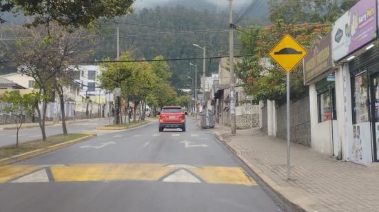 Un auto circula por la avenida de La Gasca, el 4 de abril de 2024, tras la habitación de las vías del sector.