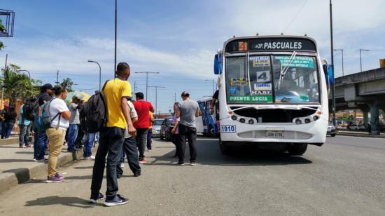 Pasajeros esperan por un bus urbano en la vía Perimetral, en el noroeste de Guayaquil. ATM propone incrementar el pasaje de los buses y de la Metrovía en USD 0,15.