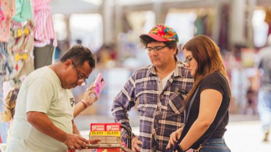 Un comerciante en una feria informal en Guayaquil, el 17 de marzo de 2024.