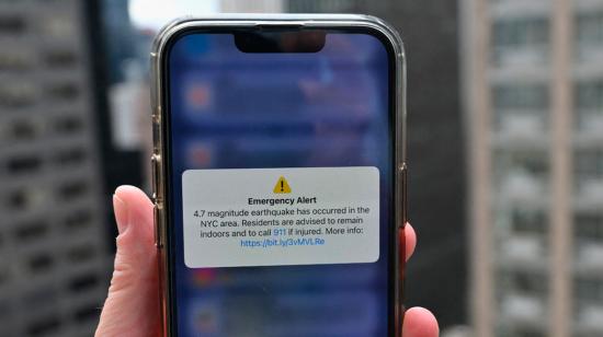 Un teléfono muestra un mensaje de Alerta de Emergencia del 5 de abril de 2024, advirtiendo de un terremoto en Nueva York.