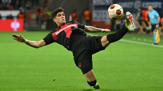 Piero Hincapie, del Bayer Leverkusen, juega el balón durante el partido de vuelta de octavos de final de la Europa League ante el Garabagh, el 14 de marzo de 2024.