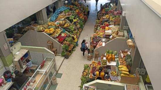 Los usureros tienen su nicho de 'clientes' en los mercados de Ambato, donde hasta los obligan a refinanciar las deudas.