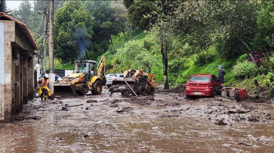 Retroexcavadoras realizan las labores de limpieza y evacuación de escombros por el aluvión en La Gasca, Quito, el 3 de abril de 2024.