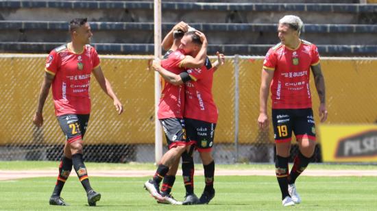 Jugadores de Deportivo Cuenca celebrando su gol ante Universidad Católica, 17 de marzo de 2024.