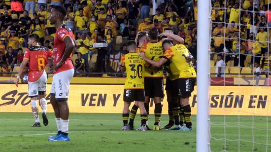 Los jugadores de Barcelona SC festejan un gol ante Deportivo Cuenca, el 6 de abril de 2024.