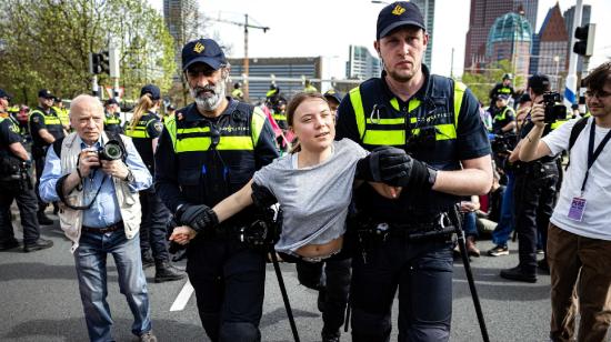 Greta Thunberg fue detenida por la policía, tras tratar de tomarse una carretera, este 6 de abril de 2024. 