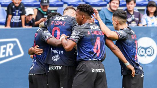 Jugadores de Independiente del Valle festejando el gol ante Libertad, 7 de abril de 2024.