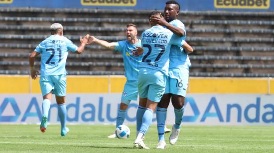 Los jugadores de Universidad Católica festejan un gol ante Deportivo Cuenca, el 17 de marzo de 2024. 