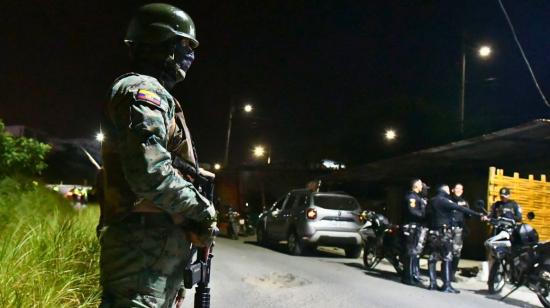 Operativos de control de las Fuerzas Armadas durante el conflicto armado interno, en Manta, el 6 de abril de 2024.