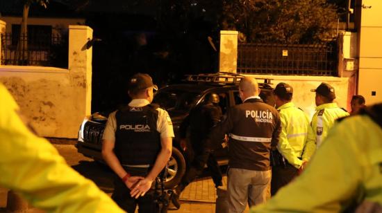 Policías en los exteriores de la Embajada de México en Quito, Ecuador, el 5 de abril de 2024.