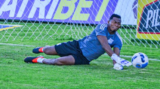 El arquero Pedro Ortiz entrena previo al partido entre Técnico Universitario y Emelec, el domingo 7 de abril, por la Fecha 7 de la LigaPro 2024.