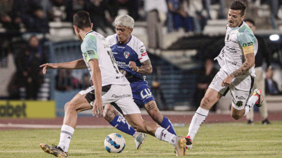 John Arteaga, de Imbabura, maneja una pelota en el partido ante Macará, en Ibarra, el 8 de abril de 2024.