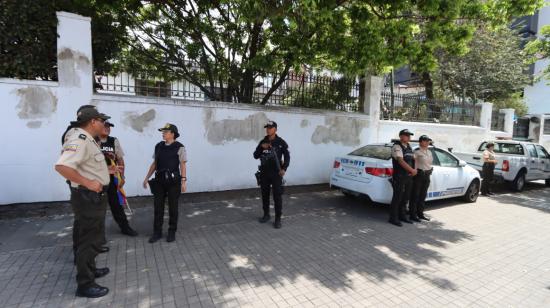 Policías ecuatorianos en los exteriores de la Embajada de México en Quito, Ecuador, el 6 de abril de 2024.