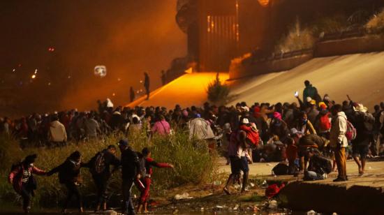 Imagen referencial de migrantes latinoamericanos, entre ellos, ecuatorianos, cerca de la frontera entre México y Estados Unidos, en diciembre de 2022.