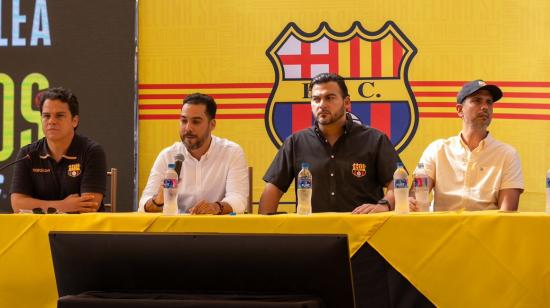 Antonio Alvarez (centro) y su equipo de trabajo durante la Asamblea de socios, el sábado 6 de abril de 2024.