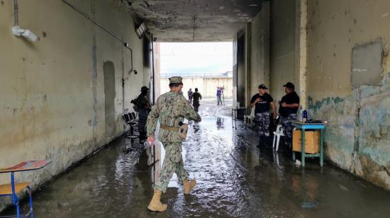 Imagen referencial del ingreso a los pabellones de la Penitenciaría del Litoral, en el norte de Guayaquil, militarizada desde inicios de enero de 2024. 