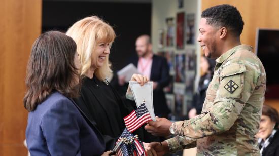 Ceremonia de naturalización en Nueva Jersey. Las tarifas para estos trámites en Estados Unidos subieron.