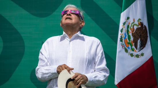 El presidente de México, López Obrador, mirando el eclipe solar en Mazatlán, Sinaloa, tras su conferencia matutina, el 8 de abril de 2024.