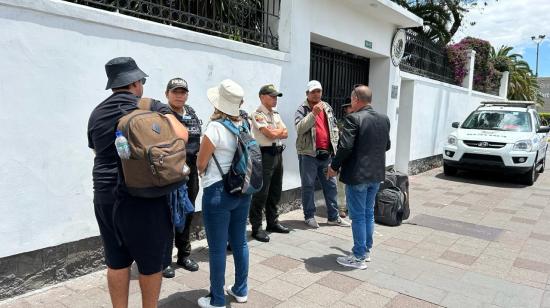 Personas que tenían cita este 8 de abril en la Embajada de México llegaron a preguntar cómo puede continuar los trámites.