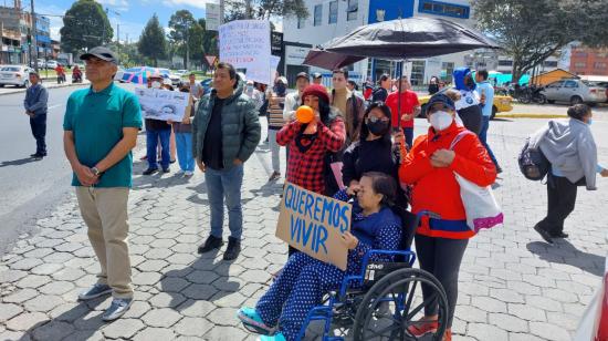 Varios pacientes renales junto a sus familiares durante una protesta pacífica en Quito, el 8 de abril de 2024.