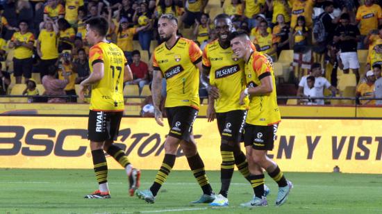 Los jugadores de Barcelona SC festejan un gol ante Deportivo Cuenca el sábado 6 de abril de 2024.