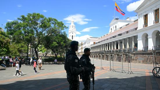 Imagen referencial del Palacio de Gobierno en Quito, resguardado por vallas y policías, el 8 de abril de 2024.