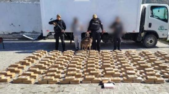 Bloques de droga encontrados en un furgón en la ruta Julio Andrade (Carchi)-Quito, el 8 de abril de 2024.