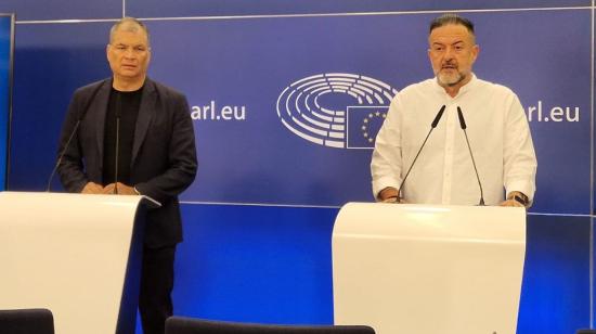 El expresidente Rafael Correa y el  eurodiputado de Izquierda Unida, Manu Pineda, en una rueda de prensa en el Parlamento Europeo, el 9 de abril de 2024.