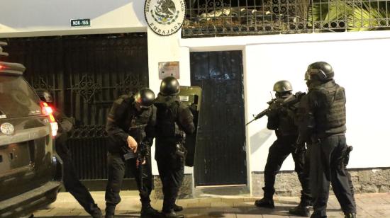 Momentos en que policías del Bloque de Seguridad ingresan a la Embajada mexicana en Quito, el 5 de abril de 2024.