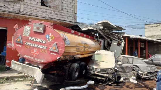 Vista frontal del accidente en Guayaquil, donde un tanquero se estrelló contra una vivienda, el 9 de abril de 2024.