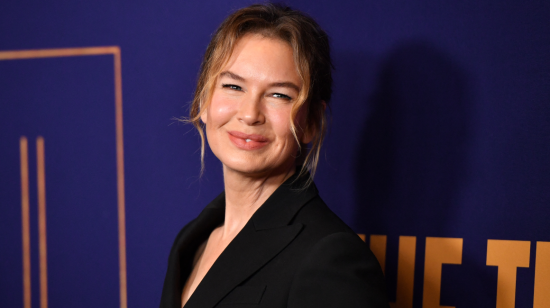 La actriz Renée Zellweger en la alfombra roja de un evento en Hollywood, California, el 18 de marzo de 2022.