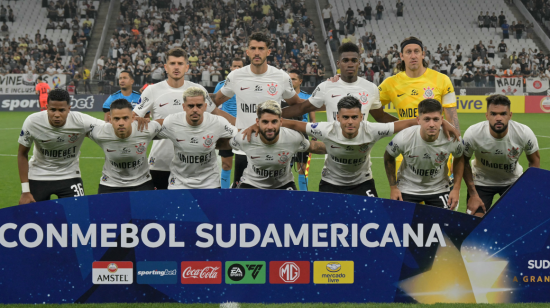 Los jugadores de Corinthians posan para una foto antes de enfrentar a Nacional de Paraguay, el 9 de abril de 2024.