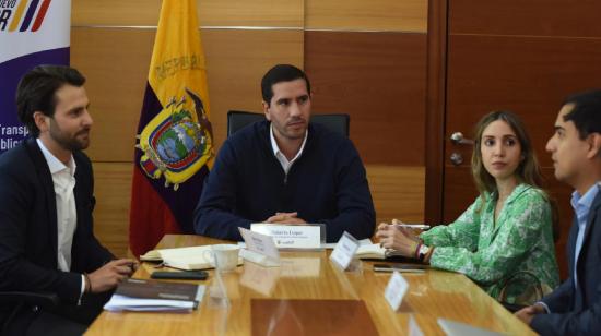 Los ministros Roberto Luque y Niels Olsen en reunión con ejecutivos de Sky el 9 de abril de 2024.