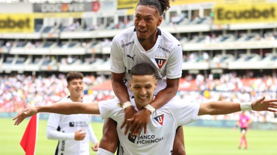 Los jugadores de Liga de Quito, José Quintero y Alex Arce, festejan un gol en el estadio Rodrigo Paz Delgado el 16 de marzo de 2024.