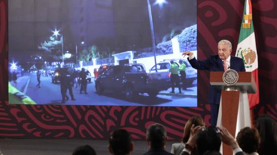 El mandatario mexicano, Andrés Manuel López Obrador, en su conferencia matutina, con el video de fondo de la Embajada de México en Quito, el 9 de abril de 2024.