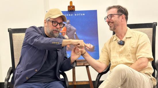 Ricardo Liniers (izq) y Kevin Johansen, caricaturista y cantautor respectivamente, en Quito. 