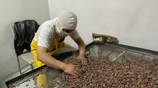 Un trabajador de una fábrica de chocolate en el sur de Quito, febrero de 2023. 