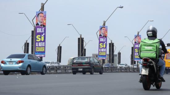 Vista frontal de los carteles por el Sí de la consulta popular en el puente de la Unidad Nacional, en Guayas, el 8 de abril de 2024.