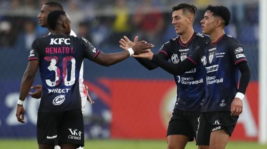 Los jugadores de Independiente del Valle celebran el gol de Michael Hoyos, ante San Lorenzo de Almagro, por la Copa Libertadores, el 10 de abril de 2024. 