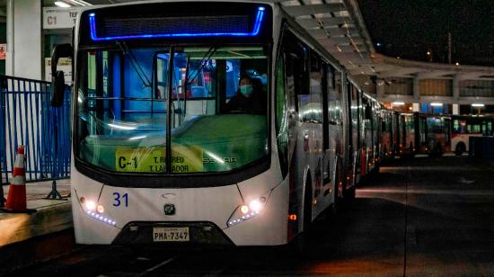 Unidad de transporte municipal durante recorrido nocturno.