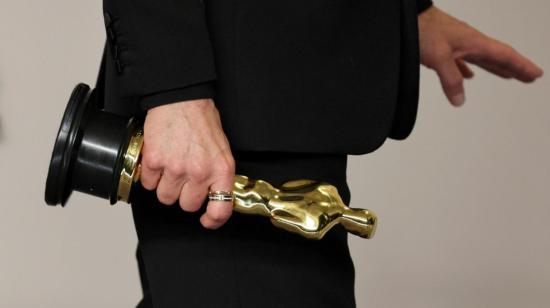 La mano de Robert Downey Jr.,  sosteniendo el Oscar que ganó como Mejor Actor de Reparto por 'Oppenheimer'.