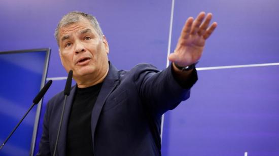 El expresidente Rafael Correa en una rueda de prensa en el Parlamento Europeo, en Bruselas, el 9 de abril de 2024.