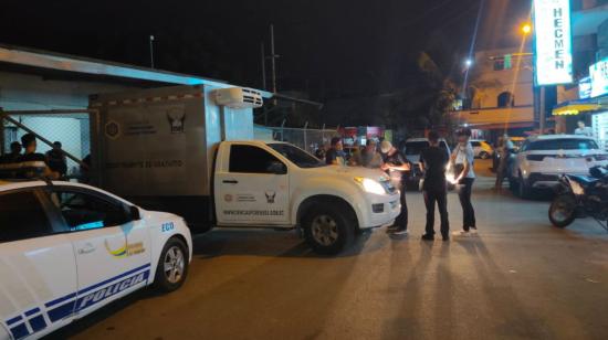 Policías y la ambulancia de Medicina Legal en un barrio de Manta, donde ocurrió una muerte violenta el 10 de abril de 2024.