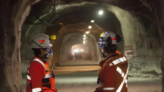 Imagen referencial de trabajadores de la minera chilena Codelco.