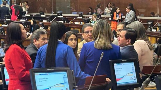 Previo a la sesión del pleno, las bancadas legislativas mantuvieron reuniones con el objetivo de bajar los ánimos entre asambleístas.