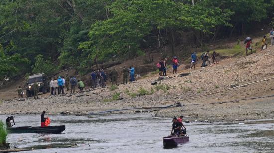 Migrantes latinoamercianos arriban a una sección en el Darién, Panamá, marzo de 2024.