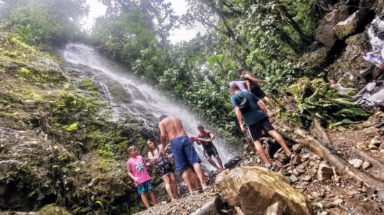 Turistas se turnan para ingresar a una cascada en el bosque La Esperanza, del cantón Bucay, en Guayas.